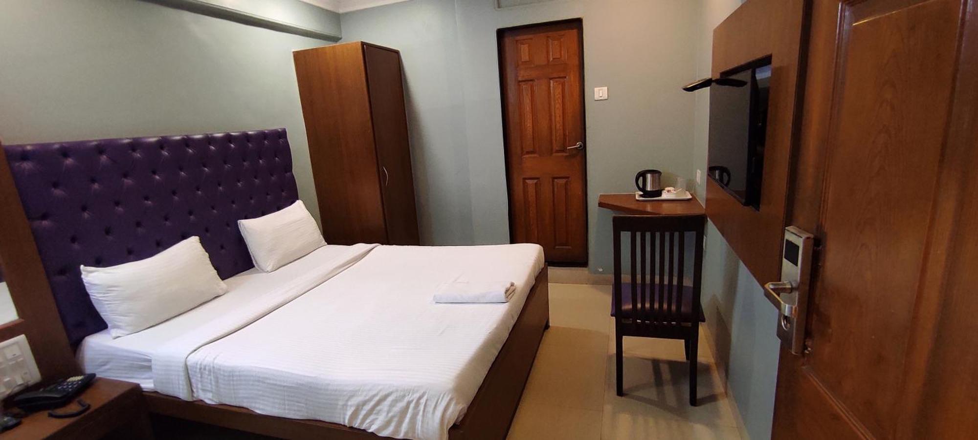 Hotel Cruz Royale ムンバイ エクステリア 写真