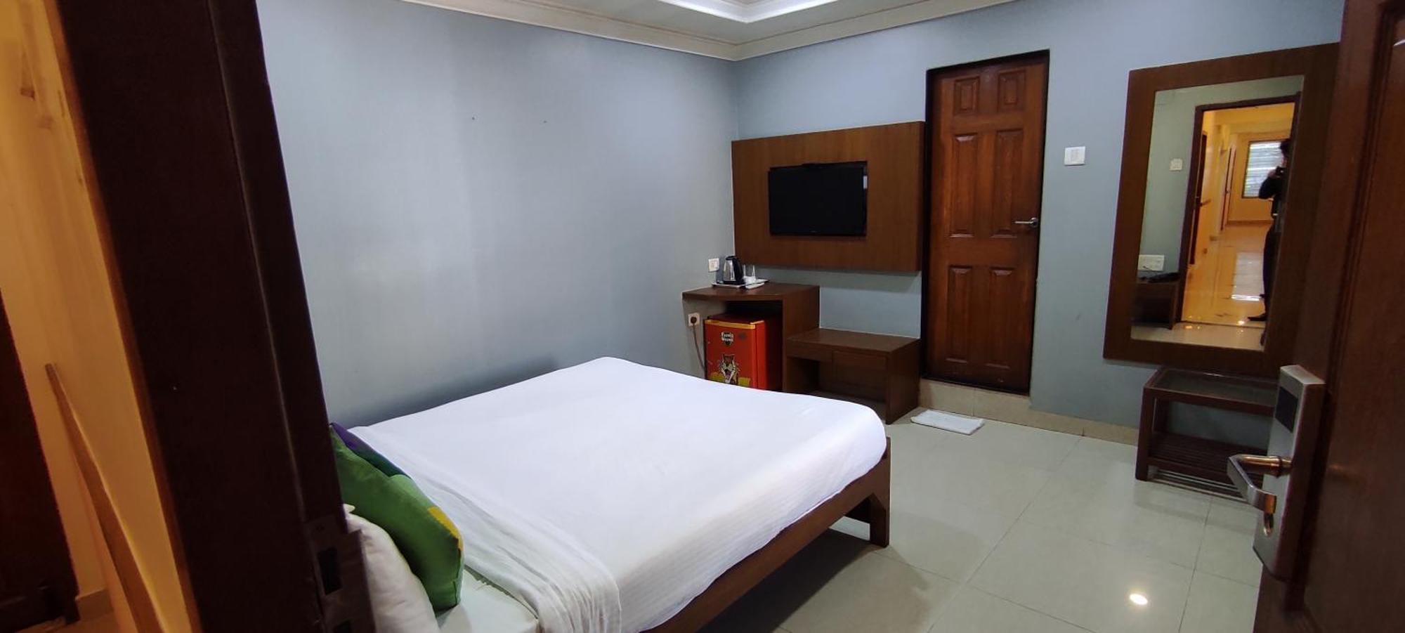Hotel Cruz Royale ムンバイ エクステリア 写真