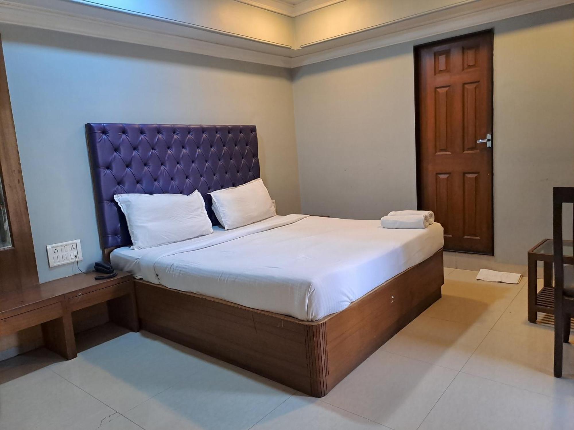 Hotel Cruz Royale ムンバイ エクステリア 写真
